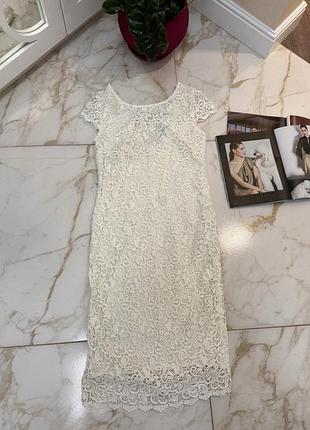 Женское белое платье с кружевом