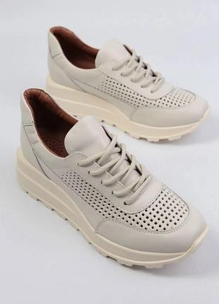 Кроссовки перфорированные женские бежевые кожаные на танкетке