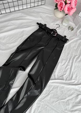 Женские кожаные брюки с разрезами внизу из эко-кожи люкс в размере 42-44; 46-48.