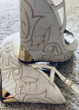 Босоножки кожаные versace оригинал бренд натуральная кожа, вышивка размер 38,39 стелька 24.5, 25 см