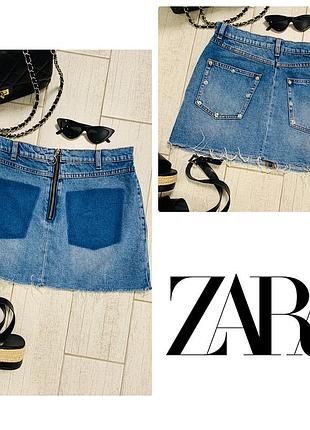 Жіноча джинсова спідниця zara міні довжини з необробленим низом та замочком спереду