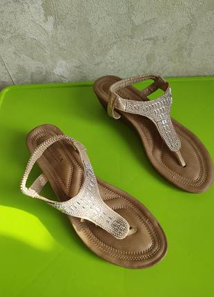Удобные босоножки от carvela