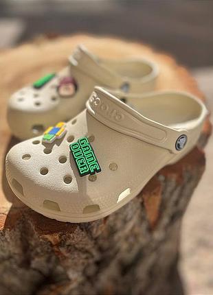 Детские кроксы сабо для мальчиков унисекс crocs classic kids clog bone джибитсы