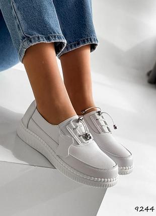 Женские белые мокасины