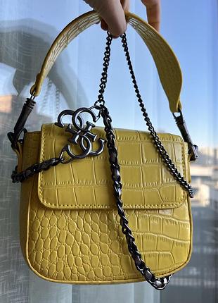 Яркая сумка с цепями guess