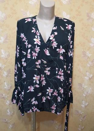 Блузка с цветами сакуры с открытым декольте1 фото