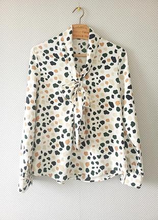 Блузка с бантом.