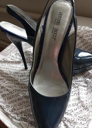 Босоніжки сині лак