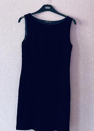 Оксамитова маленька сукня