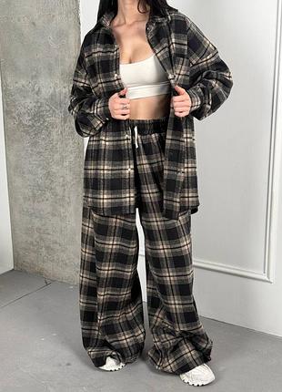 Костюм в клітинку рубашка і штани костюм в клетку рубашка и штаны