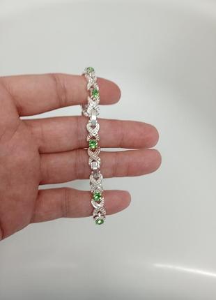 Ніжний сріблястий браслет.