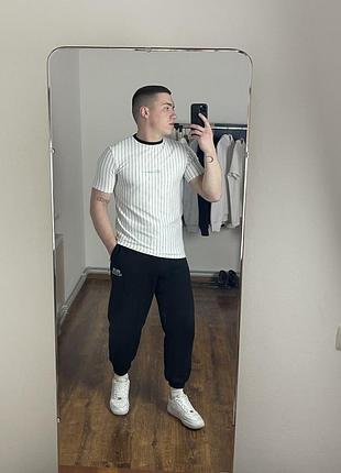 Белая футболка mennace в полоску с вышитым принтом на груди, стрейчевая