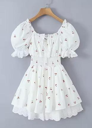 Біла пишна корсетна сукня з рюшем