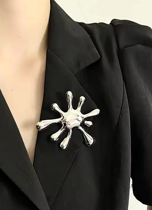Абстрактная брошь клякса, брошка клякса серебряного цвета, металлическая брошь клякса