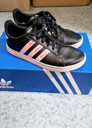Стильные кроссовки adidas