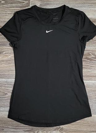 Жіноча спортивна футболка nike