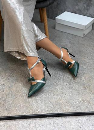 Шкіряні туфлі човники зелені з сріблястими елементами на високій шпильці