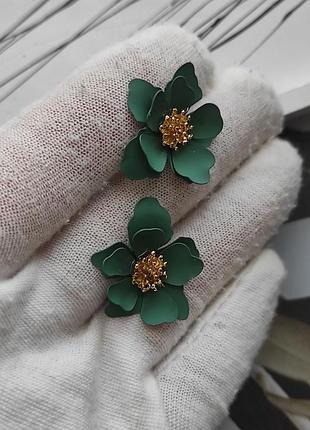 Классные серьги цветы в зеленом цвете 💫