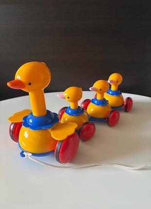 Каталка каченята, усі рухаються при їзді