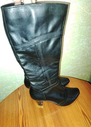 Сапоги кожаные на каблуке.