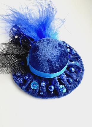 Брошка-шляпка з натуральним пір'ям