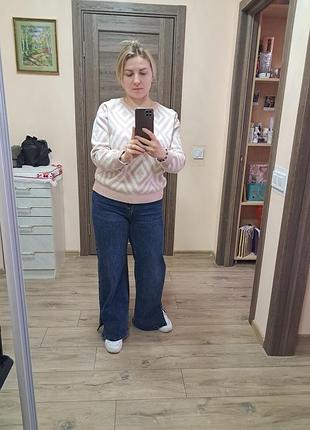 Жіночі джинси кльош з невеликим розрізом знизу
