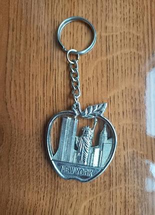 Брелок new york металлический