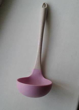 Половник силиконовый ,черпак с петлей для подвешивания сиреневый с бежевой ручкой 29 см