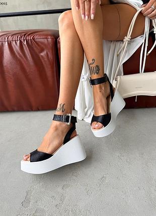 Черные кожаные босоножки на белой танкетке