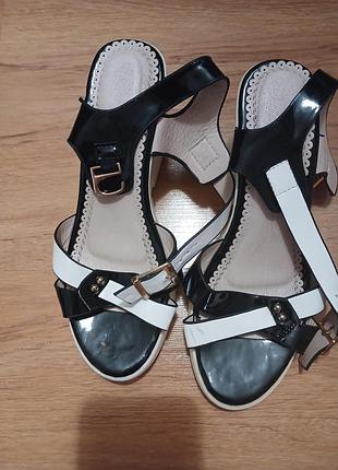 Удобные босоножки на платформе