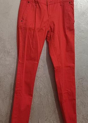 Червоні брюки