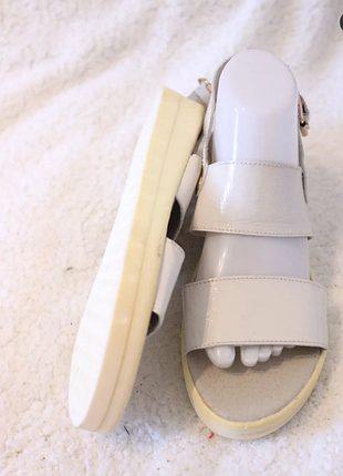 Новые босоножки из натуральной кожи