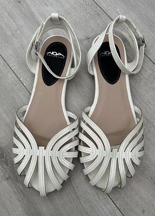 Трендовые белые босоножки в размере 37, стелька 24 см,ширина 8 см