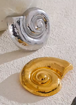 Брошь акцентная, большая, объемная, выпуклая, ракушка мятое золото, медсталь позолота 18к.