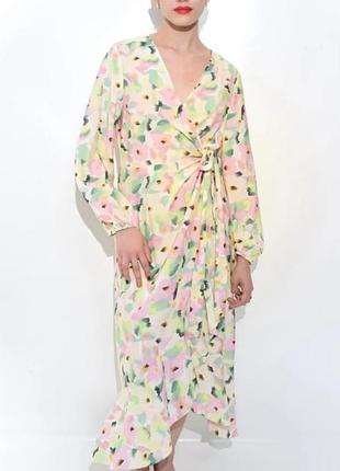 Віскозна довга сукня у квітковий прінт на запах