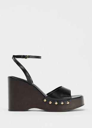 Босоножки на танкетке с заклепками zara3 фото