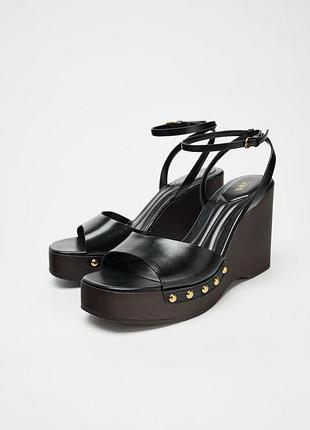 Босоножки на танкетке с заклепками zara