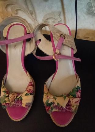 Босоножки фирменные