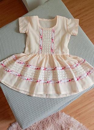 Платье с элементами вышивки