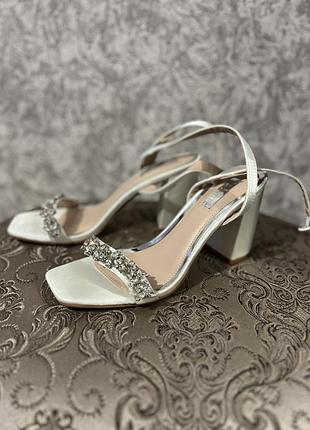 Стильные босоножки