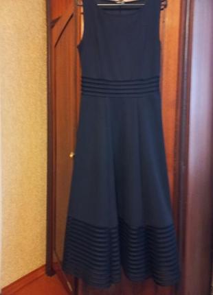 Ефектна приталена сукня, темно-синього колору . на рівні талії та по низу напівпрозорі вставки.