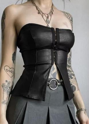 Топ кожзам без бретелей goth y2k
