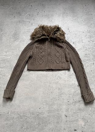 Укорочена авангардна вʼязана кофта светр з меховим воротом