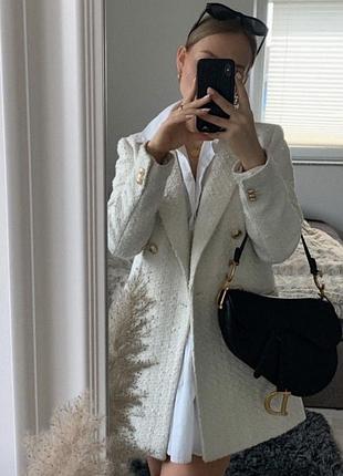 Двубортный удлиненный пиджак блейзер из твида букле zara