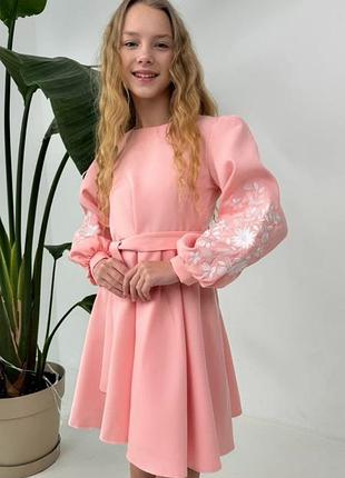 Красивое платье с современной вышивкой