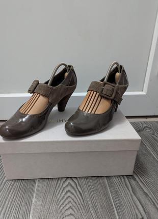 Туфли бренда clarks.