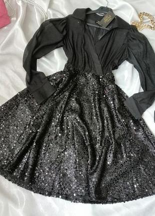 Платье с пышной юбкой пайетки по бокам кармана смотрится очень эффектно