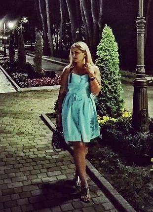 Блакитна сукня