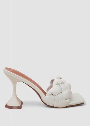 Шлепанцы на каблуке мюли, цвет белый
