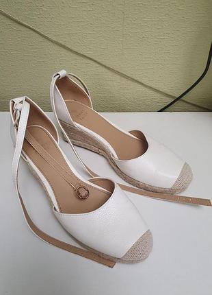Босоножки на танкетке